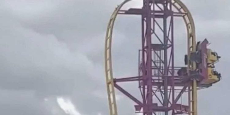 Lunaparkta sürat treni arızalandı: Havada mahsur kaldılar