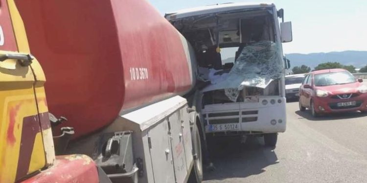 Maden emekçilerini taşıyan servis akaryakıt tankeriyle çarpıştı: 16 yaralı!