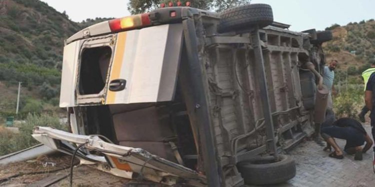 Manisa’da feci kaza! Minibüs şarampole devrildi, 20 kişi yaralandı