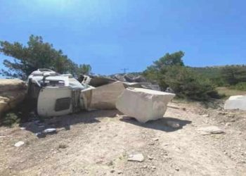 Mermer blok yüklü kamyon devrildi: Şoför ağır yaralı!