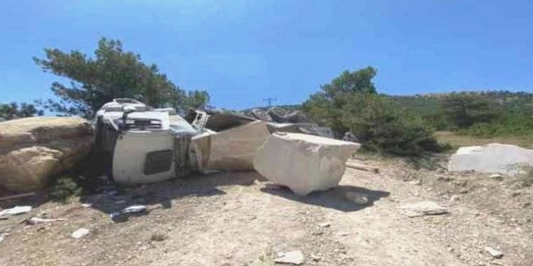 Mermer blok yüklü kamyon devrildi: Şoför ağır yaralı!