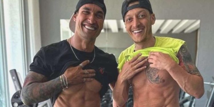 Mesut Özil’in yeni dövmesi Almanya’da reaksiyona neden oldu