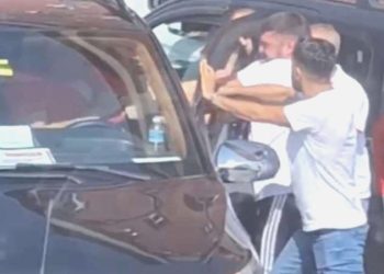 Metris Cezaevi önünde araç şoförüne saldırdılar