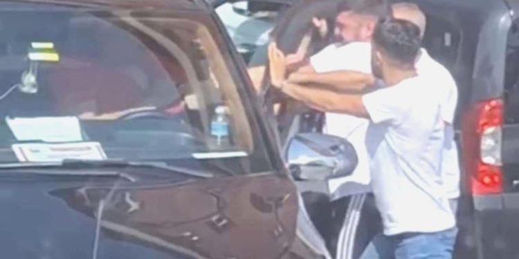 Metris Cezaevi önünde araç şoförüne saldırdılar