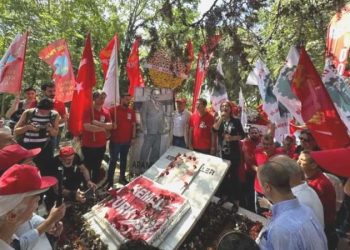 Mezarı başında anıldı: ‘Kemal Türkler emekçi sınıfıdır’