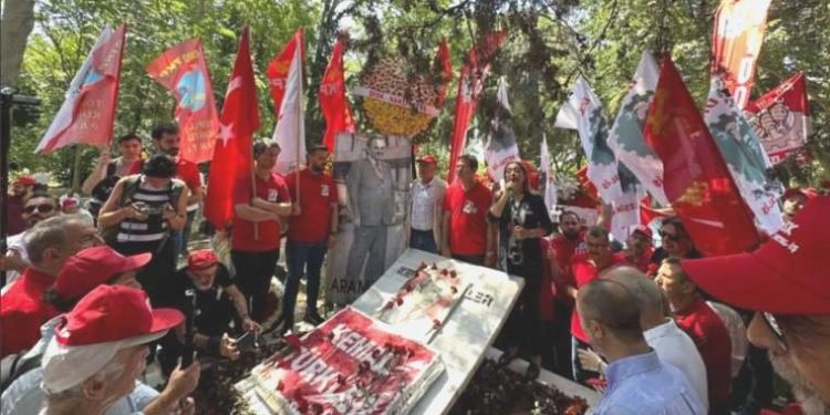 Mezarı başında anıldı: ‘Kemal Türkler emekçi sınıfıdır’