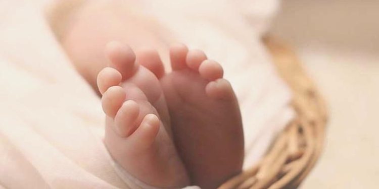 Misafirliğe gittiği ablasının 1 haftalık torununu kaçırdı