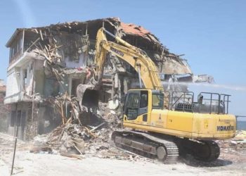 Narlıdere’de kaçak yapılar bir bir yıkılıyor