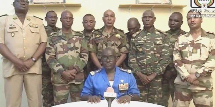 Nijer’de asker idareye el koydu