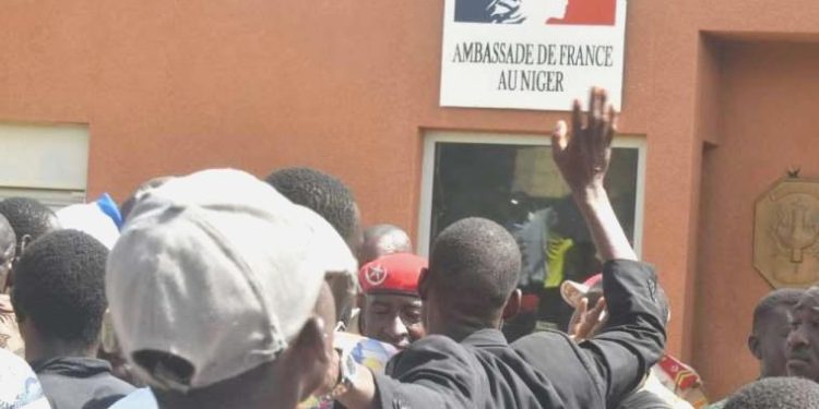Nijer’de Fransız Büyükelçiliği’nin önünde protesto gösterisi düzenlendi