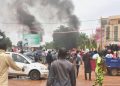 Nijer’de Rusya bayrağı taşıyan darbe destekçileri iktidar partisinin binalarını ateşe verdi