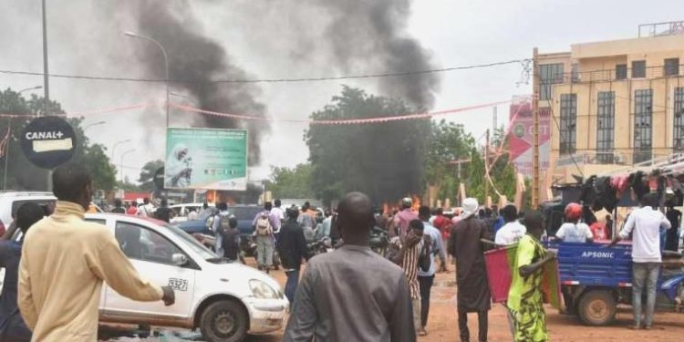 Nijer’de Rusya bayrağı taşıyan darbe destekçileri iktidar partisinin binalarını ateşe verdi