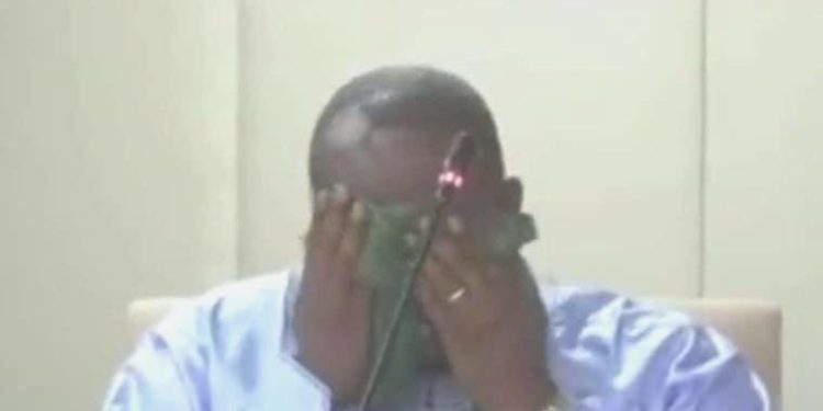 Öldürülmekle tehdit edilen bakan gözyaşlarını tutamadı