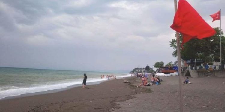 Olumsuz hava şartları nedeniyle birçok vilayette denize girmek yasaklandı