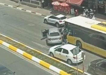 Otobüsün önünü kesip, sürücüye saldırdılar!