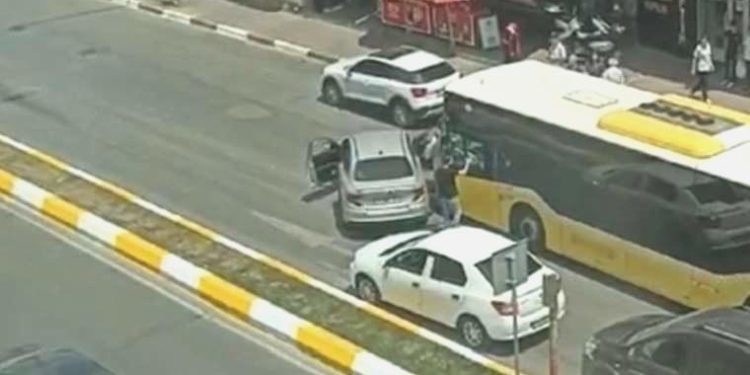 Otobüsün önünü kesip, sürücüye saldırdılar!