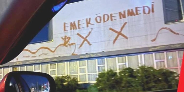 Parasını eksik ödediler: Boyacıdan farklı protesto