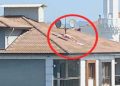 Polis çatıda çıplak halde güneşlenen kişiyi arıyor… Sireni duyunca kaçtı!