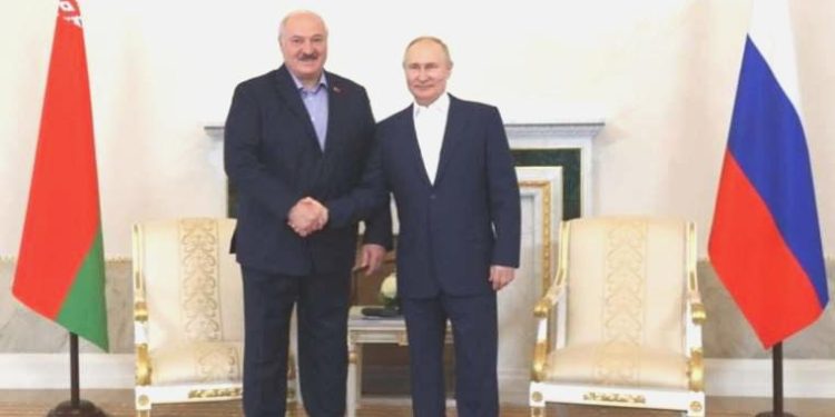 Putin, Belarus Devlet Lideri Lukaşenko ile bir ortaya geldi