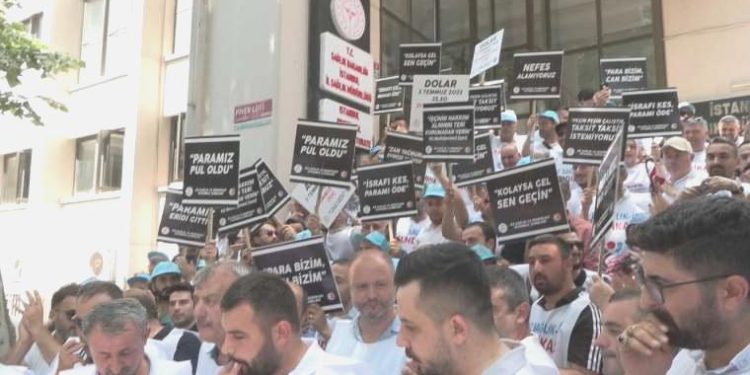 Sağlıkçılardan İstanbul Vilayet Sıhhat Müdürlüğü önünde hareket