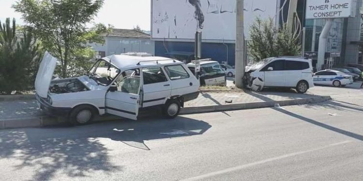 Samsun’da hafif ticari araçla araba çarpıştı: 2 kişi hayatını kaybetti!