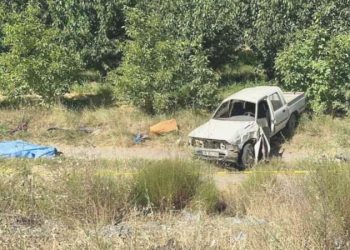 Şarampole devrilen kamyonette yaşlı çifti mevt ayırdı