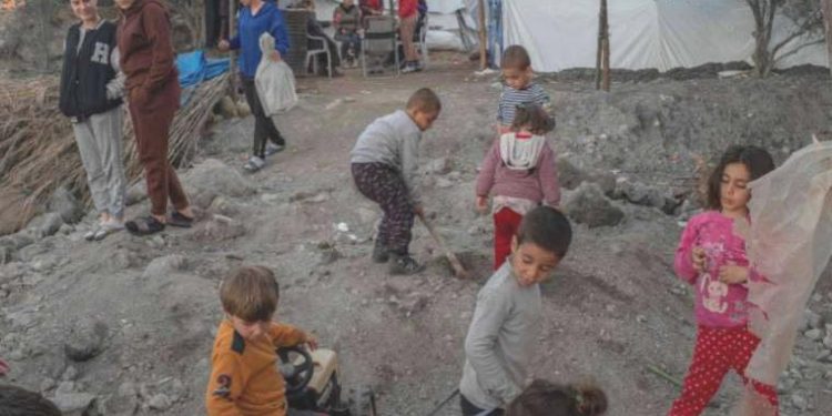 Sarsıntı en çok onları vurdu: ‘Yıkımcılık’ oynayan çocuklar