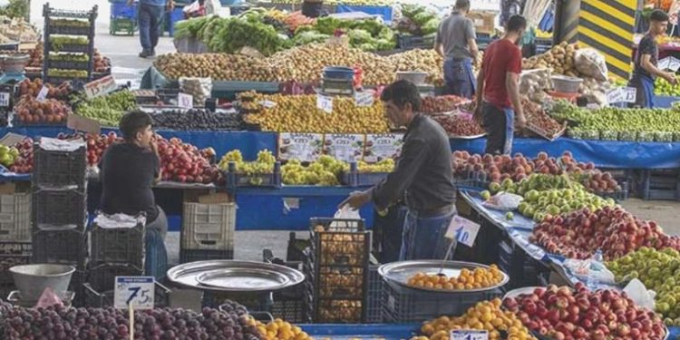 Sepetini dolduramayan yurttaş artırımlara isyan etti: ‘Tayyip beyefendi son golü hoş attı’