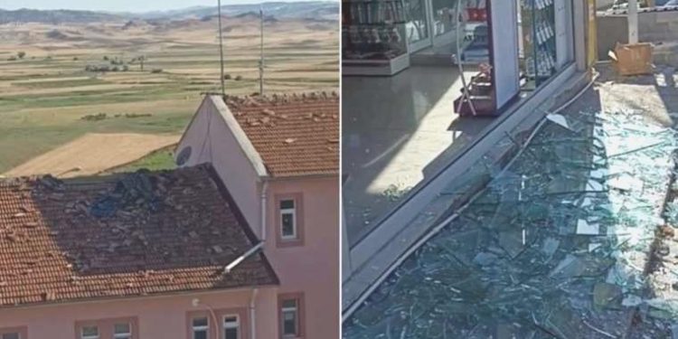 Şiddetli fırtına ilçede hayatı felç etti: Camlar kırıldı, çatılar uçtu