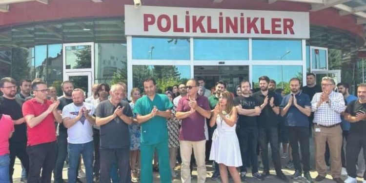 Sıhhatte şiddet sürüyor: Hasta yakınından doktora saldırı!