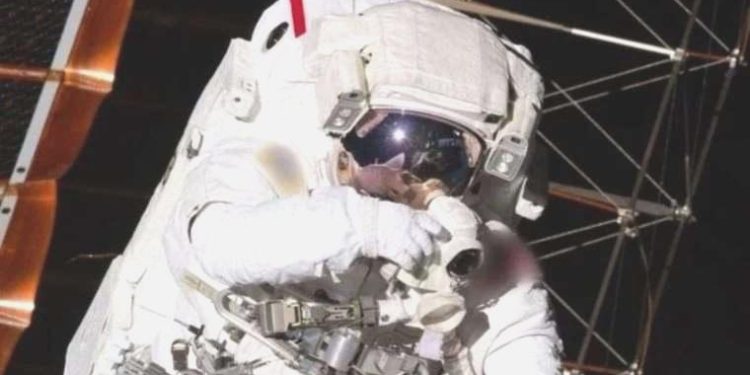 Şıncou-16 taykonotları birinci uzay yürüyüşlerini tamamladı
