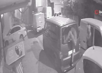 Sinema üzere hırsızlık: Araca yol verip hırsızlığa devam ettiler