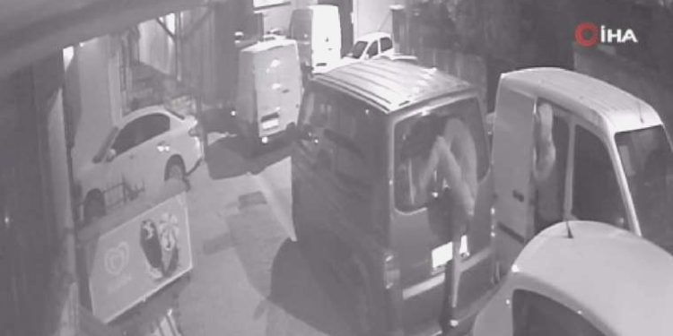 Sinema üzere hırsızlık: Araca yol verip hırsızlığa devam ettiler