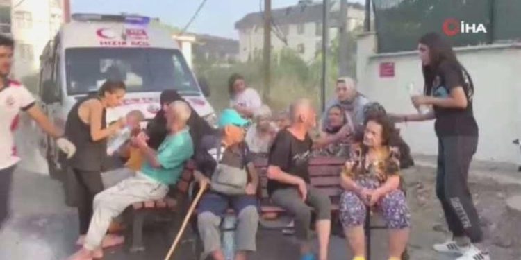 Son dakika… Beylikdüzü’nde yaşlı bakımevinde yangın: İçerde mahsur kalanlar var