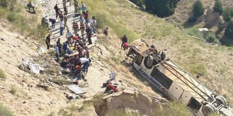 Son Dakika… Yolcu otobüsü viyadükten düştü: 7 meyyit, 22 yaralı