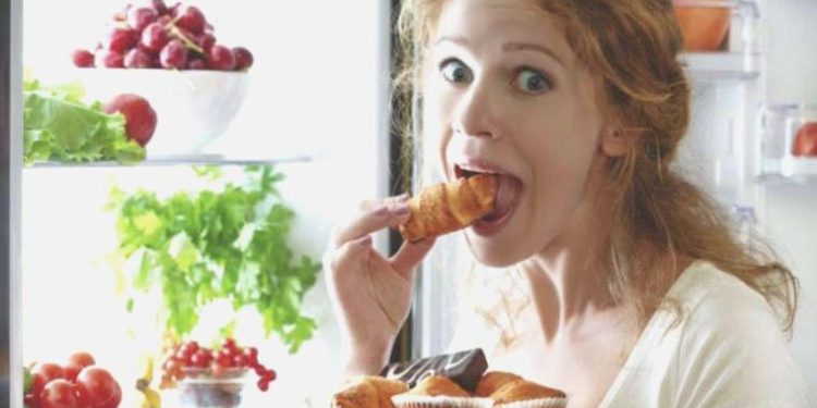Stresliyken daha çok yiyoruz