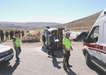 Tarım emekçilerini taşıyan minibüs kaza yaptı: Yaralılar var!