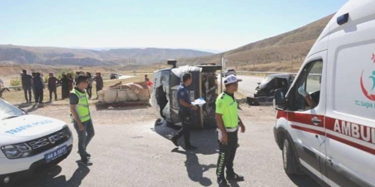 Tarım personellerini taşıyan minibüs kaza yaptı: Yaralılar var!