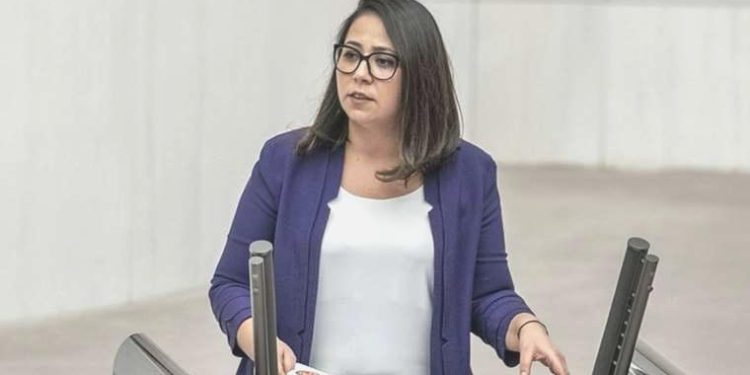 TİP Sözcüsü Sera Kadıgil’den Aile Bakanı’na cevap: ‘Mağdur erkek diyorlar bir gülme geliyor…’