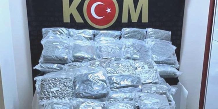 TIR’da 83.5 kilo skunk ele geçirildi!