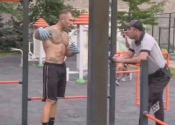 Tişörtsüz spor yapan erkekler güvenliğe şikayet edildi: ‘Canın mı çekiyor birader bizi?’