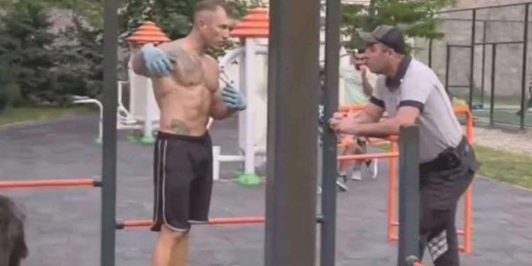 Tişörtsüz spor yapan erkekler güvenliğe şikayet edildi: ‘Canın mı çekiyor birader bizi?’