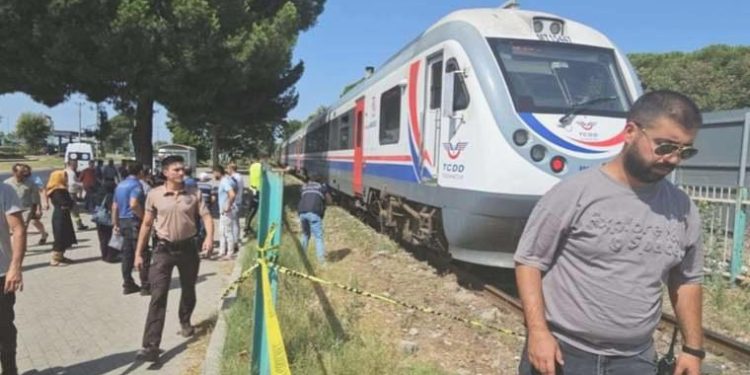 Trenin çarptığı kişi hayatını kaybetti