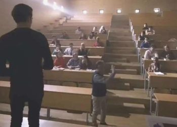 TRT’nin platformu Tabii’de yayımlanan Koyu Beyaz’da ‘Arapça güzellemesi’