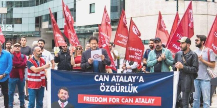 Tutuklu TİP Milletvekili Can Atalay için Londra’da oturma hareketi yapıldı