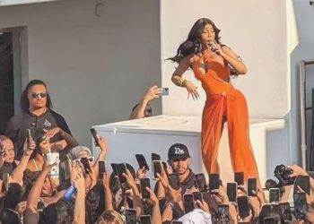 Ünlü müzikçi Card B, seyircisine mikrofon fırlattı