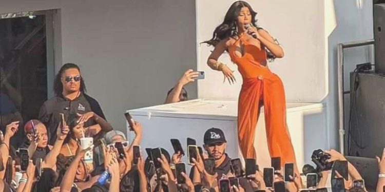 Ünlü müzikçi Card B, seyircisine mikrofon fırlattı