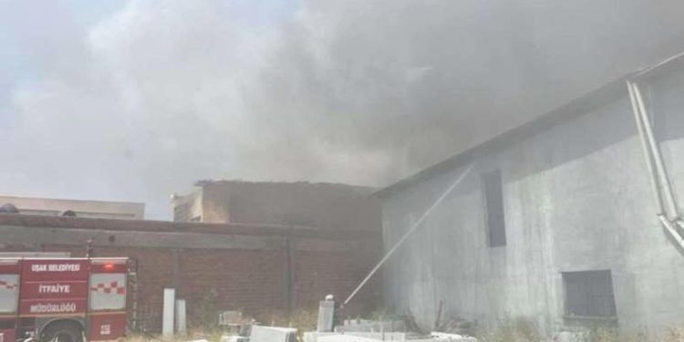 Uşak’ta dokuma fabrikasında yangın!