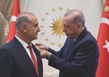 UYGUN Parti’den istifa eden belediye lideri AKP’ye geçti: Rozetini Erdoğan taktı