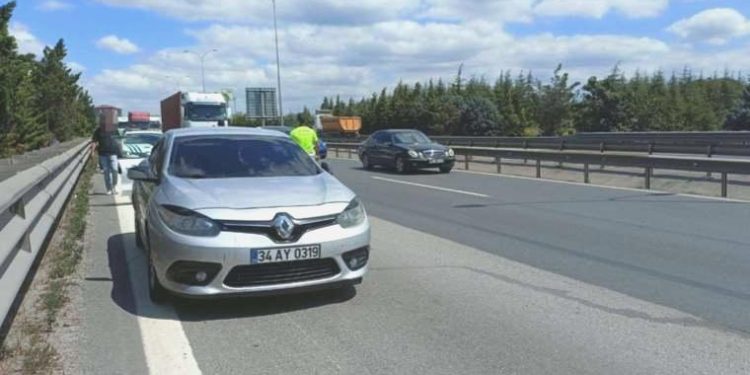 Uyuşturucu taşıdığı arabası TEM’de bırakıp kaçtı